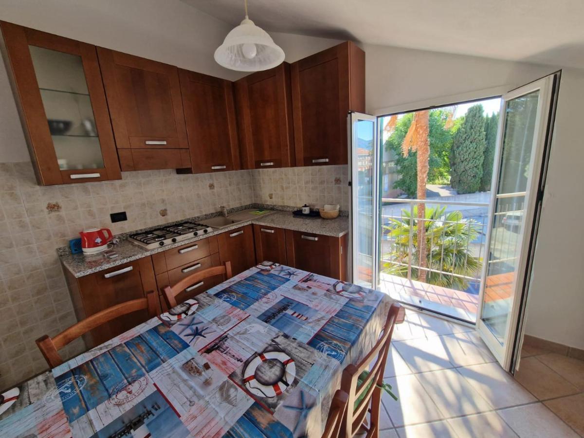 Palm House Apartment Albenga Bagian luar foto